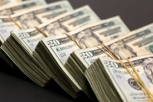 Долар і євро трохи здешевшають у курсах Нацбанку на четвер. Інфографіка