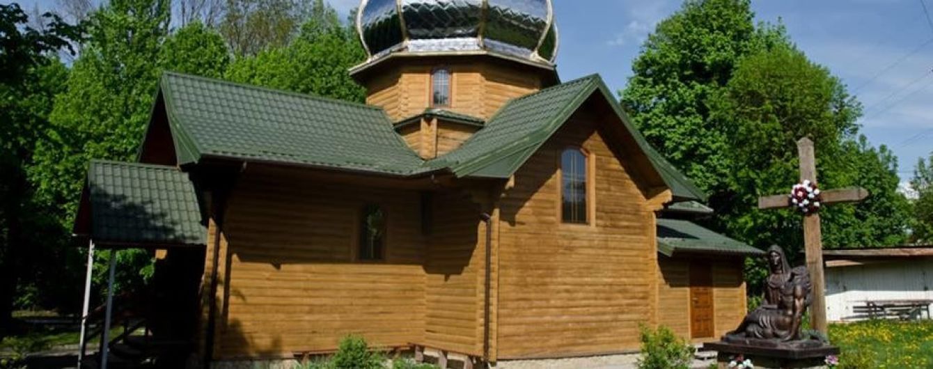 Міцне причастя. У Львові п’яний священник ледь не випав із автомобіля
