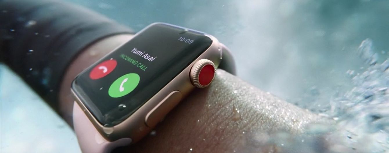 Цены на "умные" часы и наушники Apple могут взлететь из-за торговой войны Трампа с Китаем