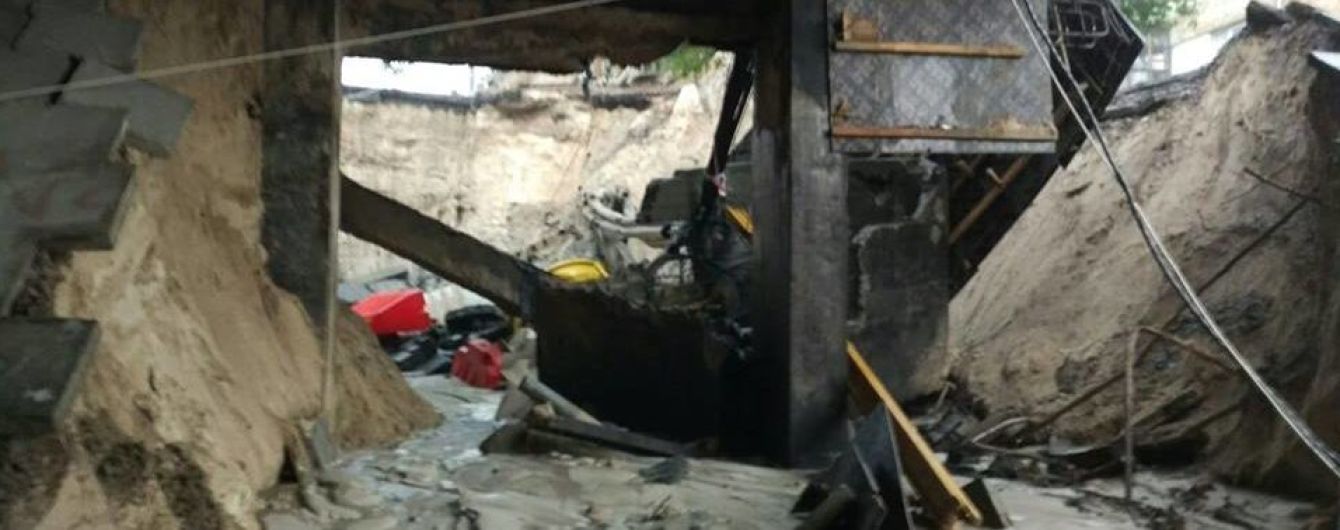 У Києві після зливи обвалився шляхопровід на Теліги