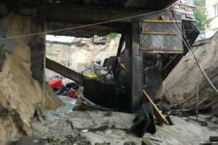 У Києві після зливи обвалився шляхопровід на Теліги