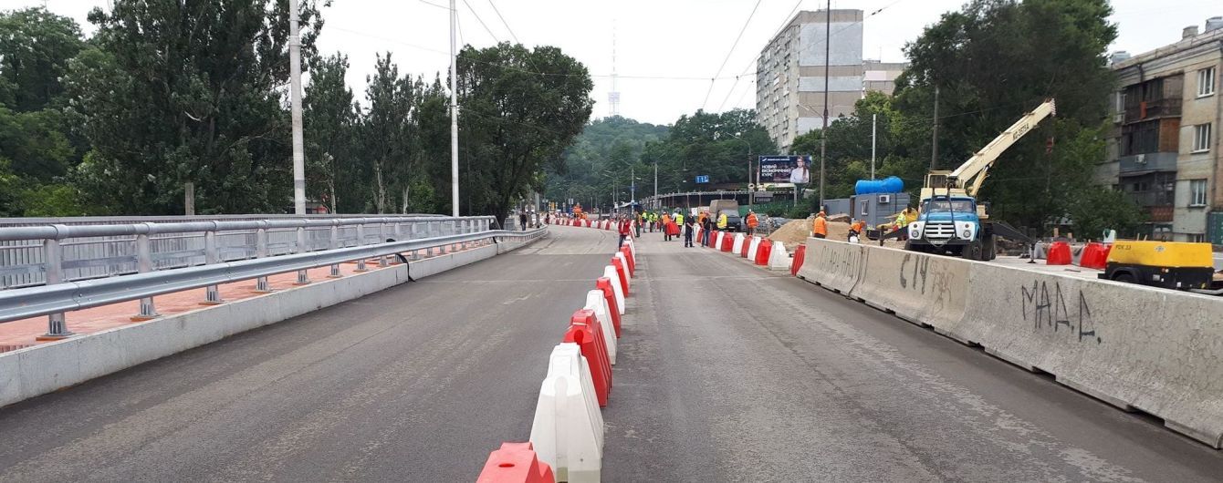 У Києві відновився рух шляхопроводом, який обвалився від дощу