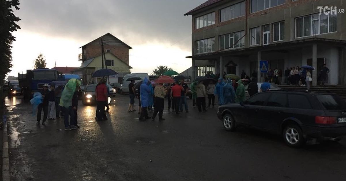 На Прикарпатті авто в’їхало у натовп протестувальників: є постраждалі