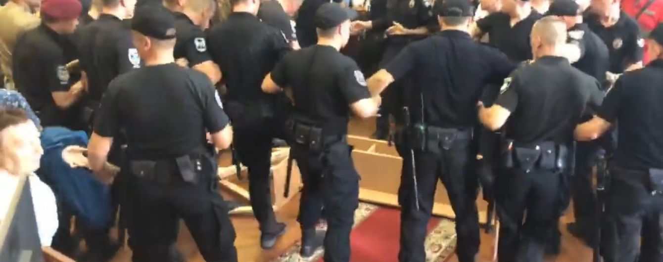Бійка в міській раді Конотопа. Мер заявляє, що поліція відпускає причетних до сутичок "тітушок"