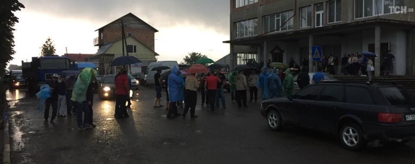 На Прикарпатті авто в’їхало у натовп протестувальників: є постраждалі