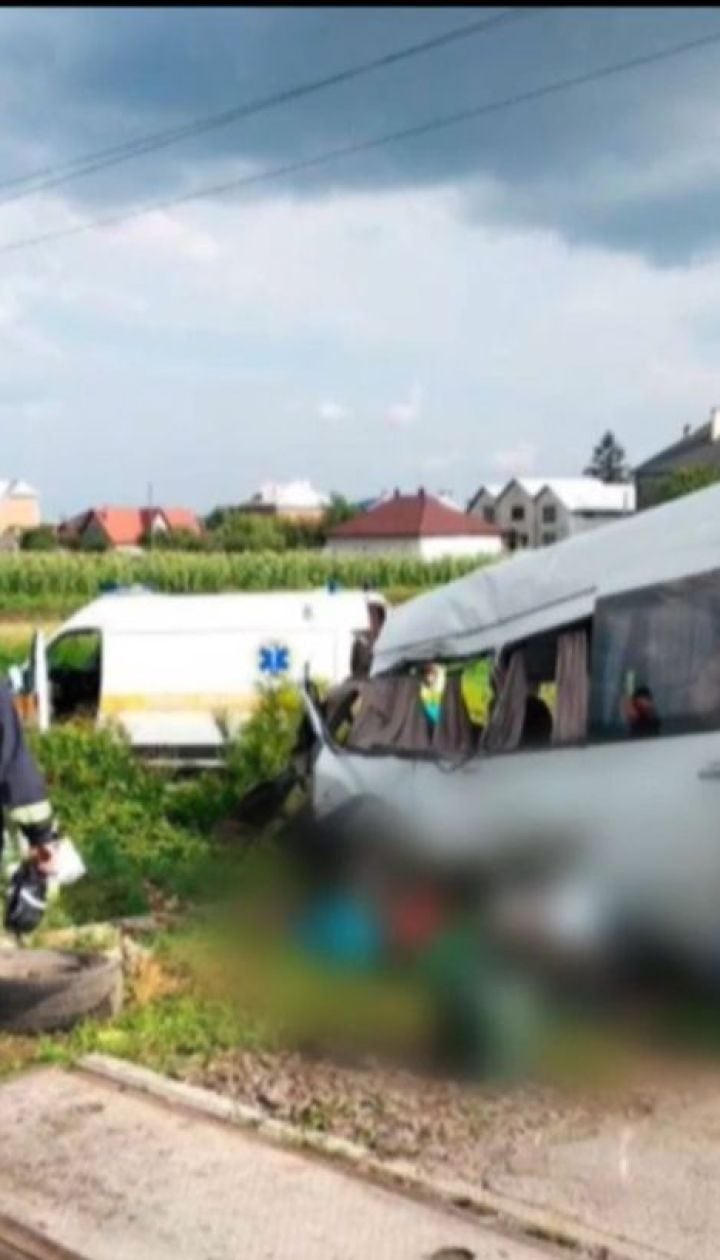 На Буковине микроавтобус с 18 пассажирами попал под товарный поезд, есть погибшие