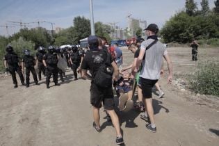 У Києві на Осокорках націоналісти протестували проти забудови, поліція застосувала сльозогінний газ
