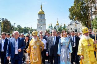 Порошенко з топ-чиновниками й українські прапори. Як у Києві минув хід вірян УПЦ КП