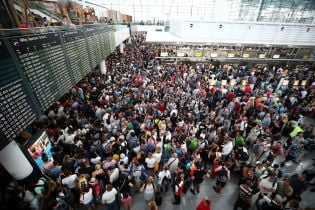 В аэропорту Мюнхена из-за подозрительной женщины отменили почти 330 рейсов