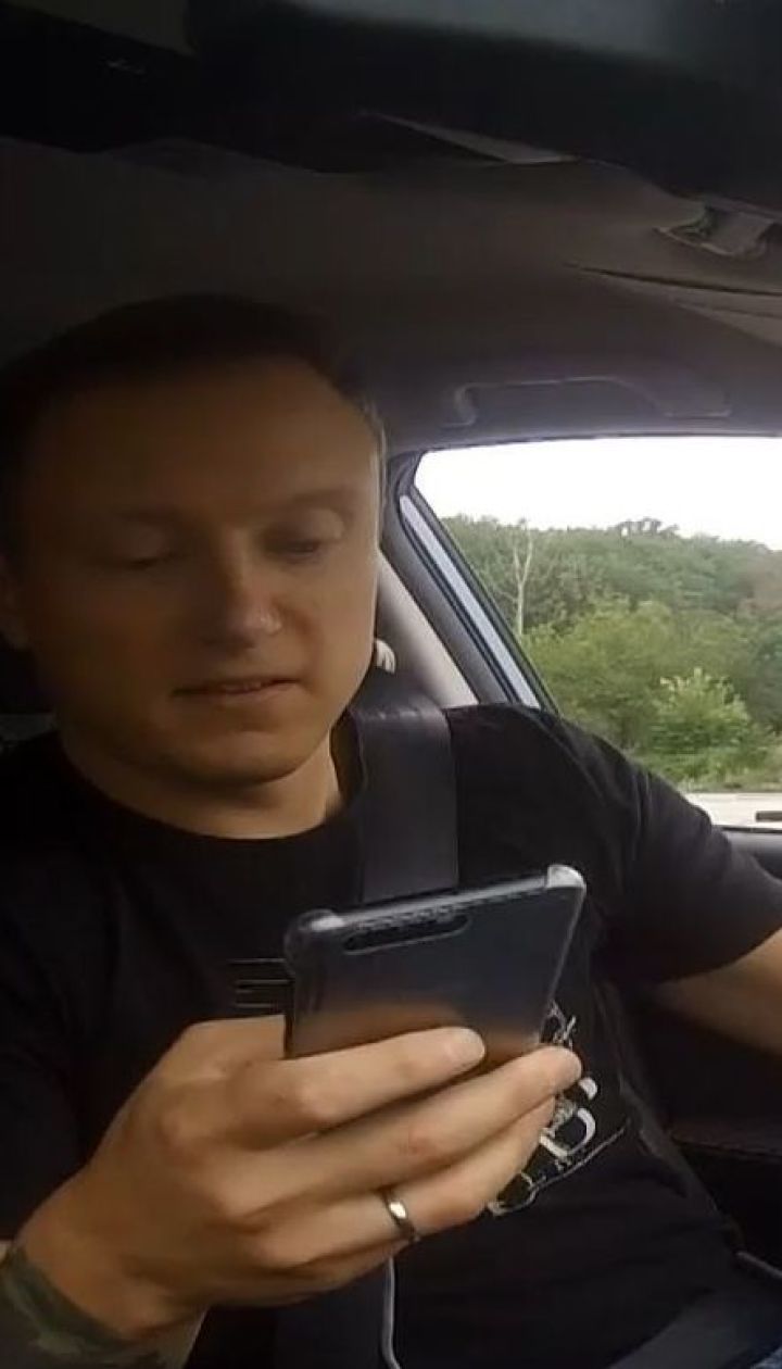 Телефон за кермом: ралійний гонщик перевірив, як їздити з ґаджетом в руках