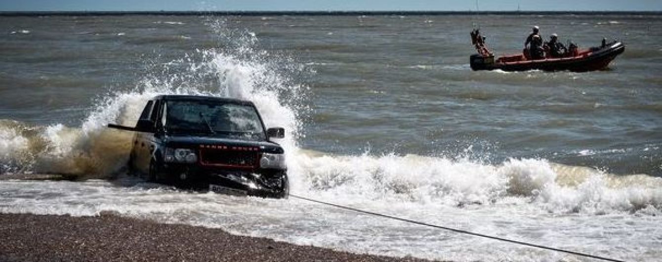 Порятунок потопаючого Range Rover перетворився на фарс