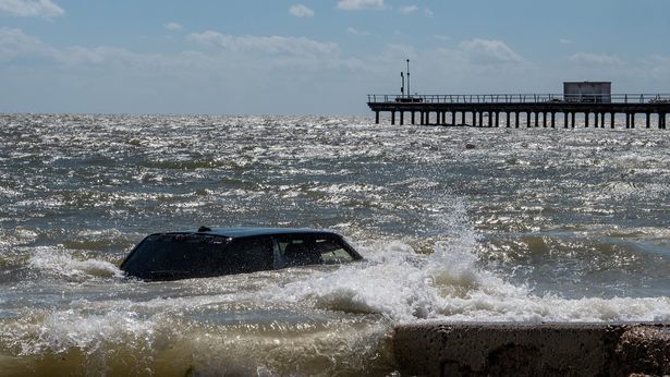 утопающий Range Rover