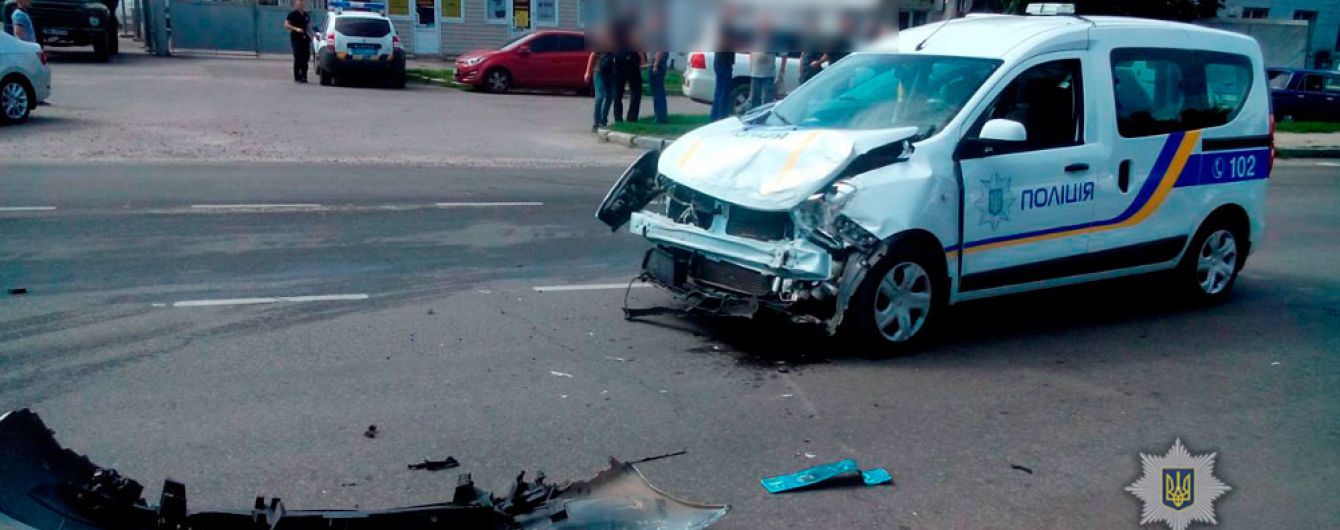 У Полтаві інкасаторське авто зіткнулося з поліцейським і перекинулось
