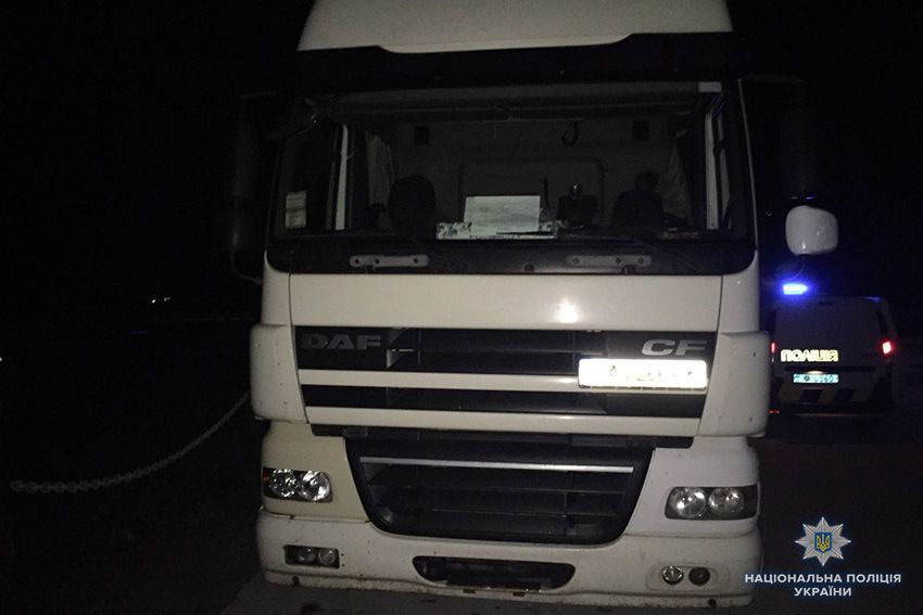 На Хмельниччині поліцейські застосовували зброю, щоб зупинити п’яного водія вантажівки_1