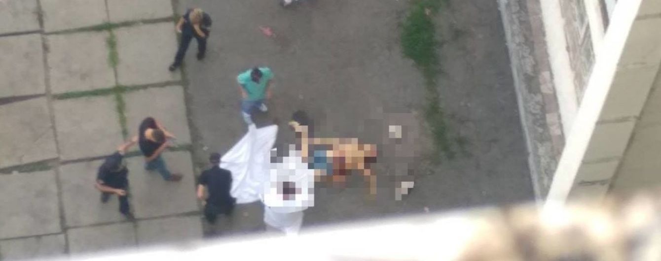 В Киеве из окна больницы выпал полуобнаженный мужчина