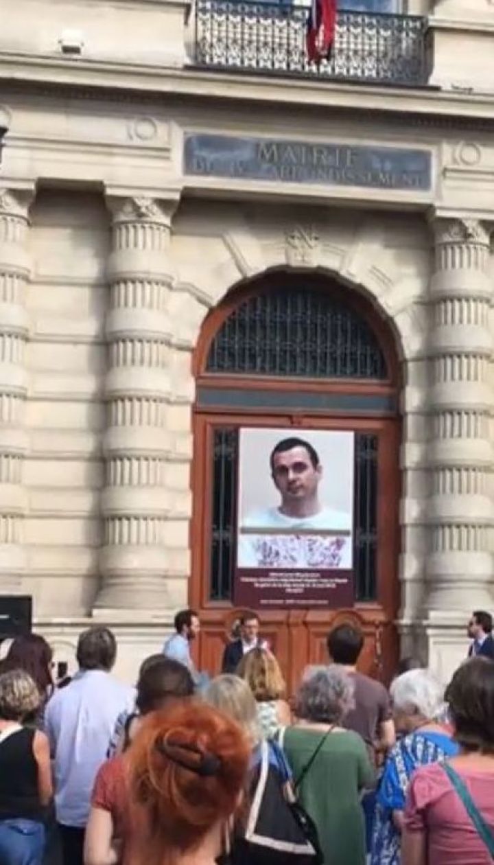 Звільніть Сенцова. На будівлі мерії у Парижі встановили банер на підтримку українського політв'язня