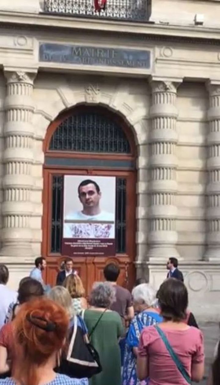Освободите Сенцова. На здании мэрии в Париже установили баннер в поддержку украинского политзаключенного