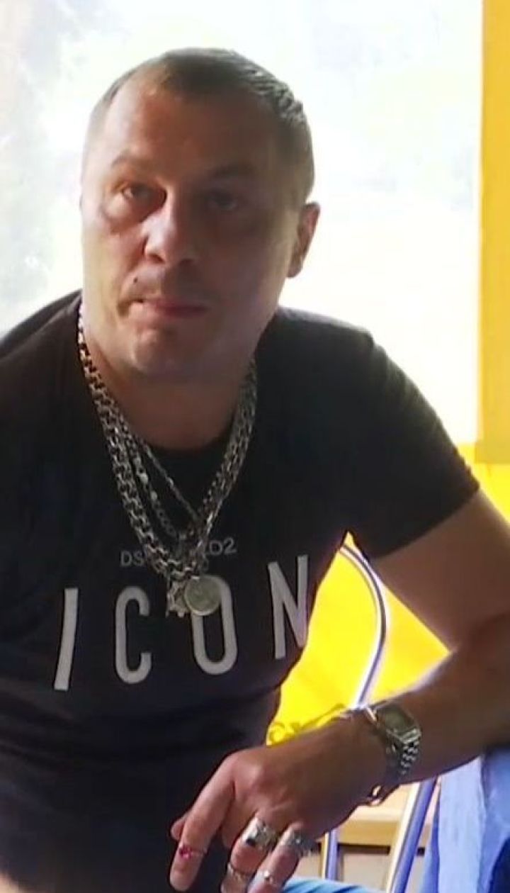 У Дніпрі перехожі викликали поліцію через чоловіка із гвинтівкою, обвішаного прикрасами