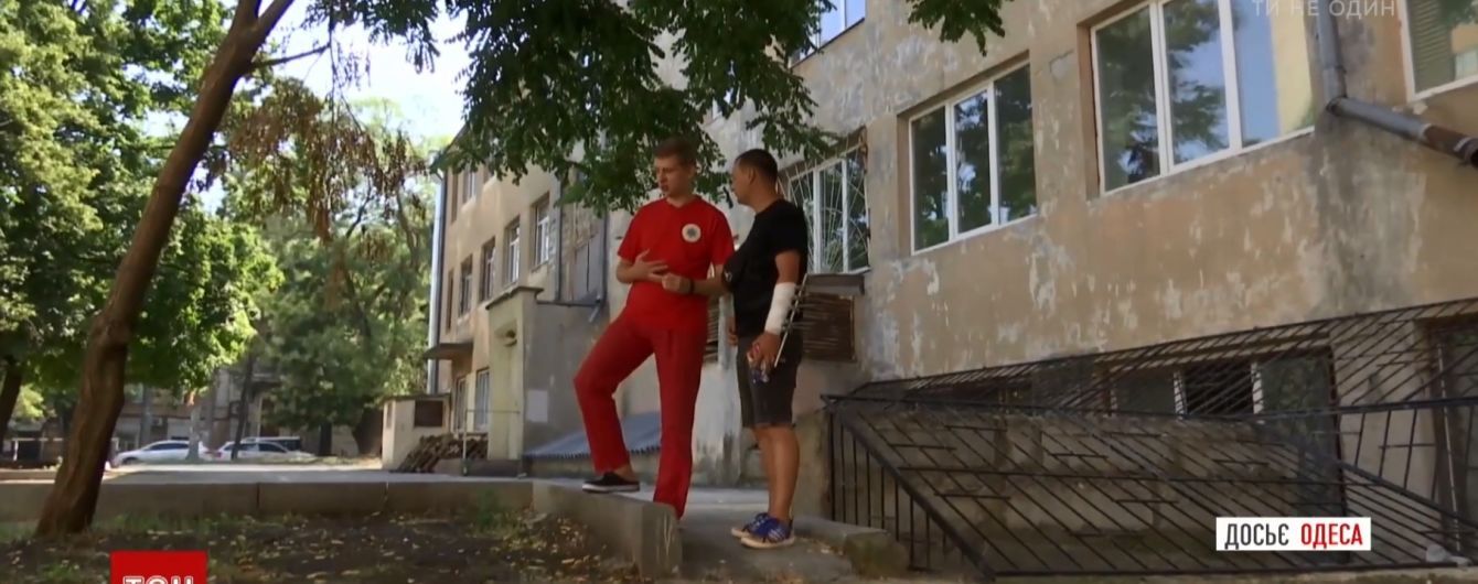 В Одесі через півроку після кривавої стрілянини зустрілися фельдшер і врятований ним коп