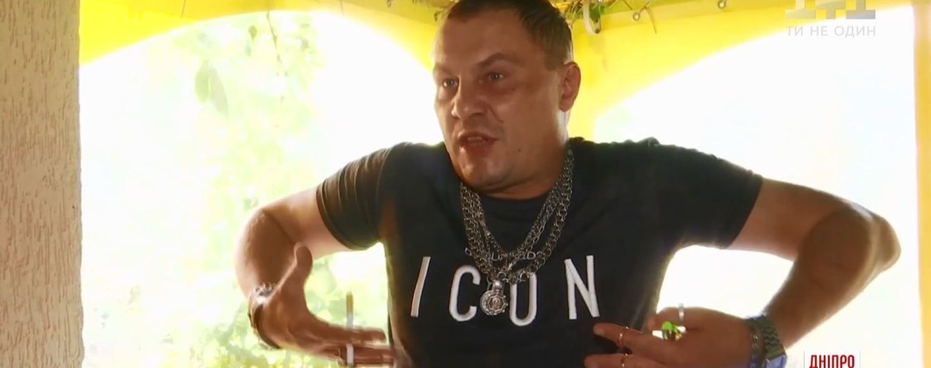 В Днепре мужчина с винтовкой на балконе под песню Show Must Go On перепугал прохожих