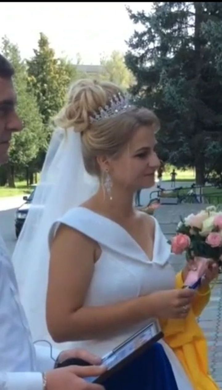 У Тернополі студентка педагогічного вишу вступала на магістратуру у весільній сукні