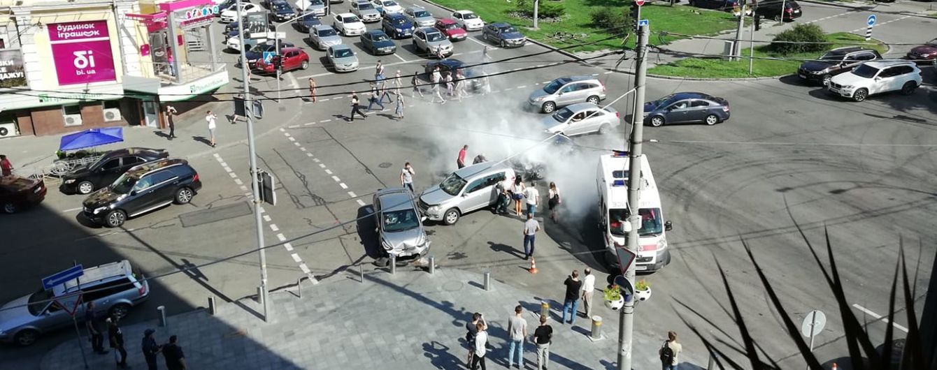 Тройная авария в центре Киева: Volkswagen протаранил автомобили на перекрестке и загорелся