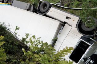 На Львівщині водій довгоміра, що зробив напівсальто в кювет, дивом залишився неушкодженим