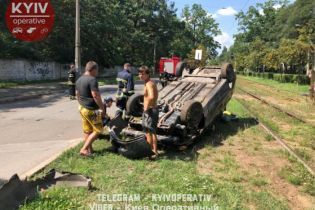 Під Києвом легковик в'їхав у трамвай, є постраждалі
