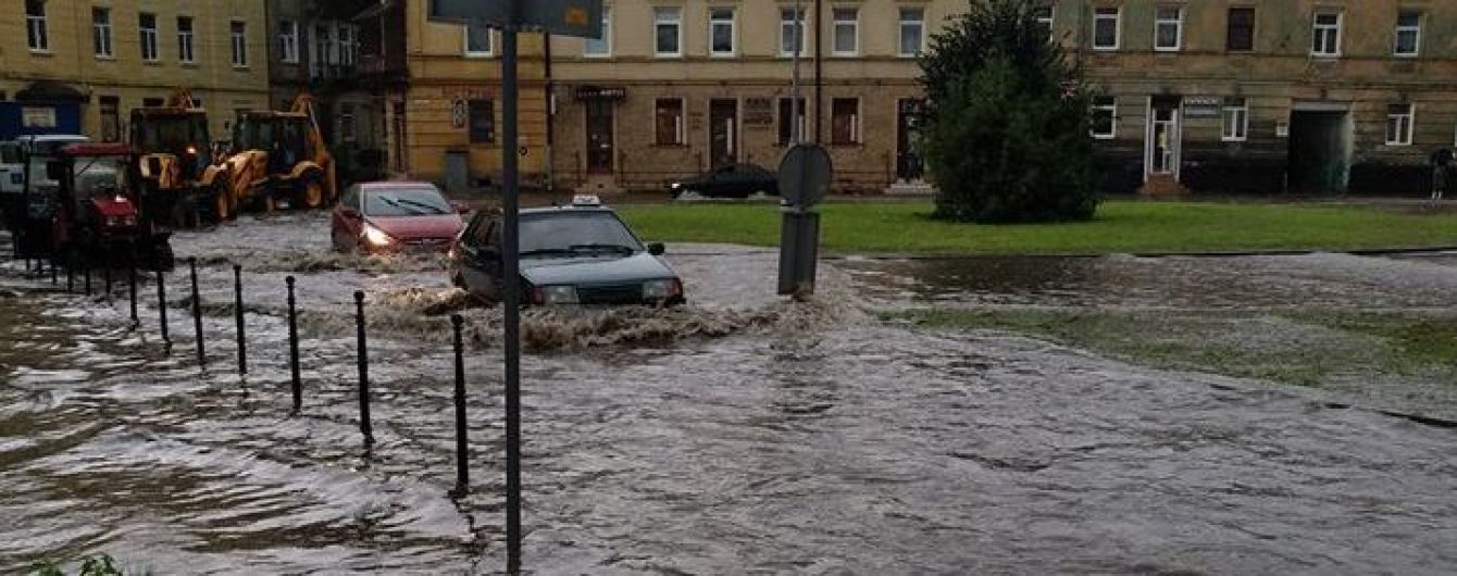 У Львові потужна гроза паралізувала рух транспорту та затопила вулиці