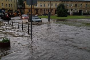 Во Львове мощная гроза парализовала движение транспорта и затопила улицы