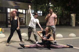 Российские полицейские задержали участницу Pussy Riot и двух театральных актеров