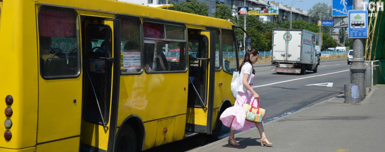 "Перегони" маршруток у Львові закінчились відірваним колесом