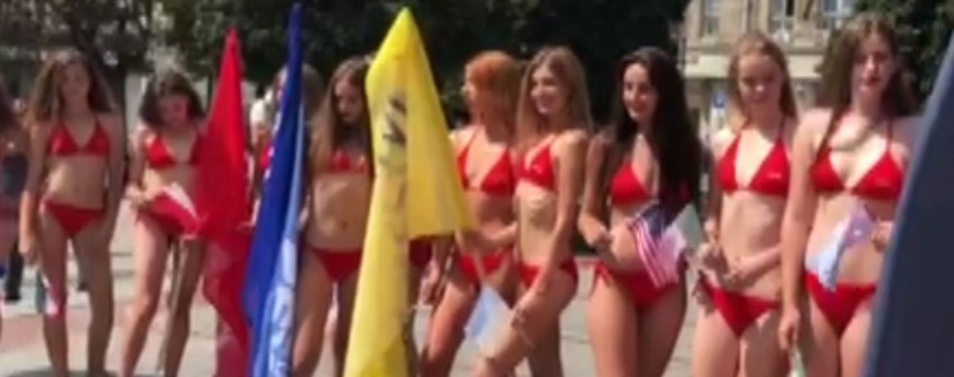 З лімузина на парад: центром Львова пройшлись дівчата у купальниках