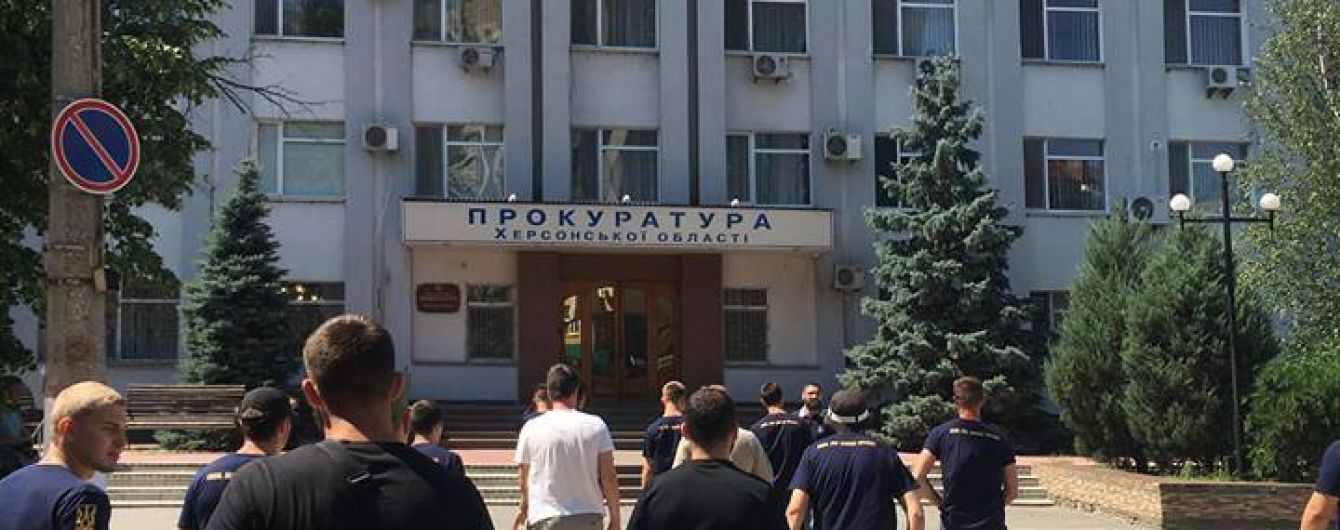 В знак поддержки Гандзюк активисты заблокировали местную прокуратуру