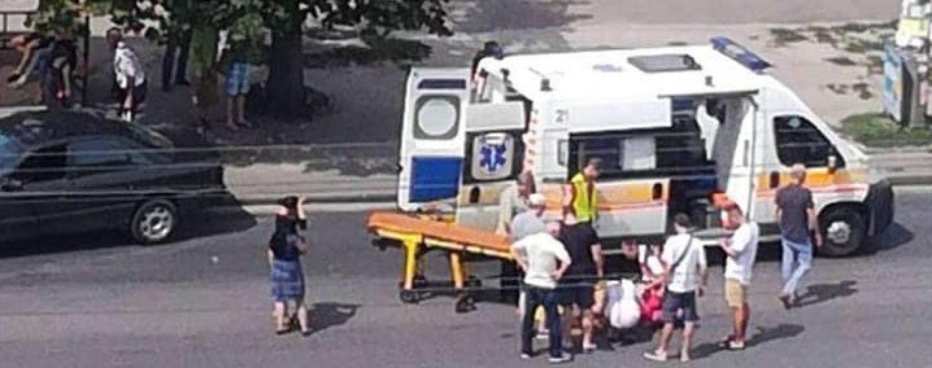В Киеве на Троещине автомобиль сбил девочку на пешеходном переходе