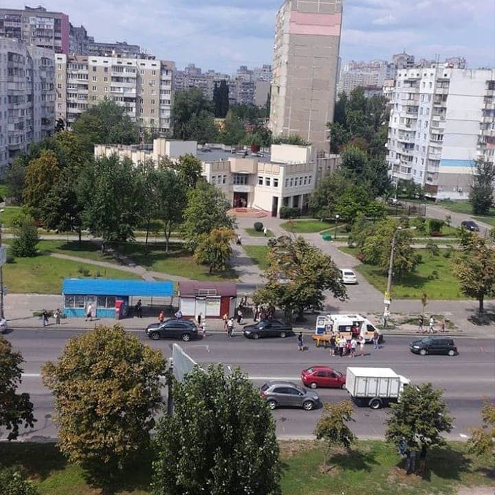 дівчинка на Троєщині