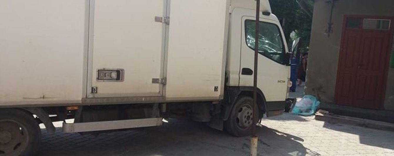 На Тернопольщине грузовик выехал на тротуар и сбил насмерть 8-летнюю девочку