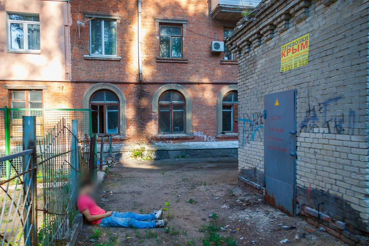повішений на шнурівках, дніпро