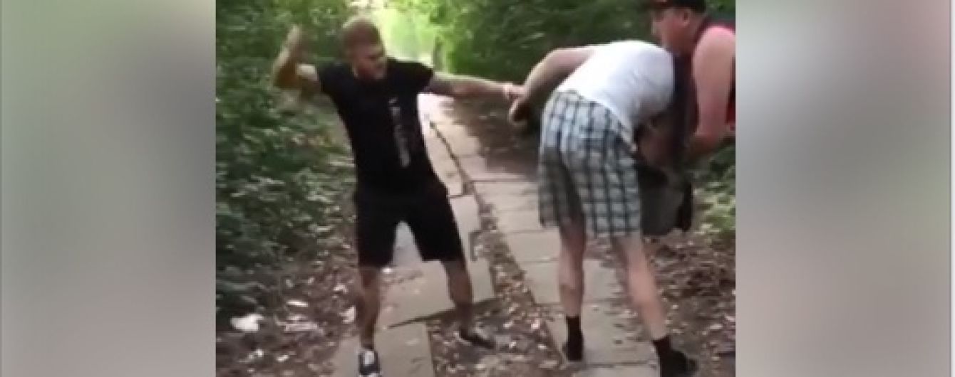 У Києві відлупцювали збоченця, який мастурбував на дітей у парку - соцмережі