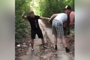 У Києві відлупцювали збоченця, який мастурбував на дітей у парку - соцмережі