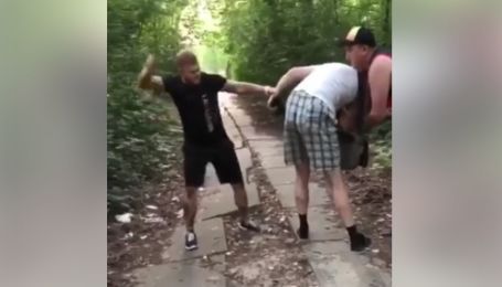 В Киеве избили извращенца, который мастурбировал на детей в парке - соцсети
