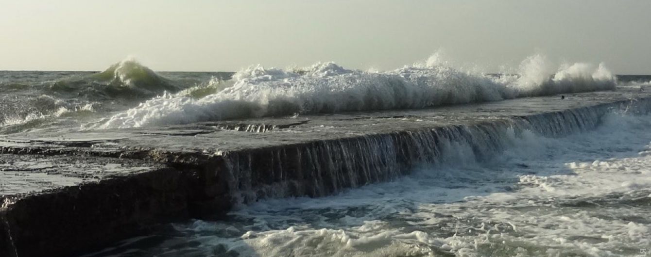 В Одесі чоловіка змило хвилею в море, тривають пошуки