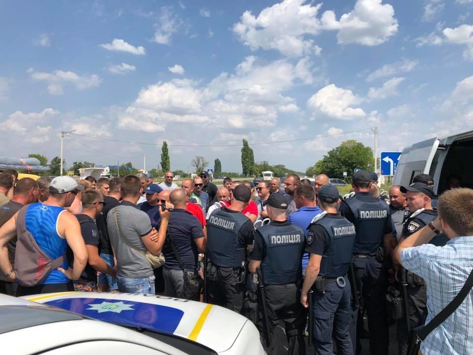 Зіткнення з поліцією на миколаївщині. перевантажені фури