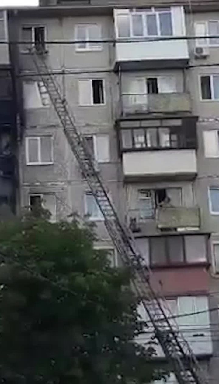 В Киеве горит жилая многоэтажка