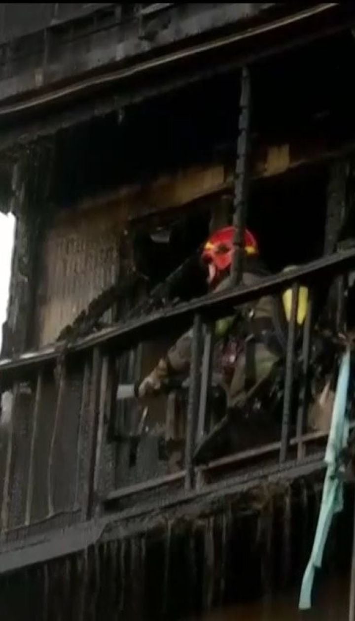 Огонь охватил три этажа в столичной многоэтажке