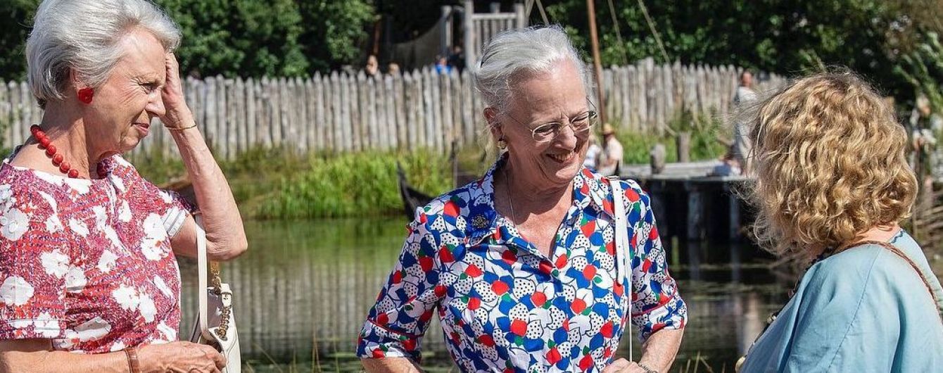 У строкатій сукні та з яскравим манікюром: 78-річна королева Маргрете II сходила в музей
