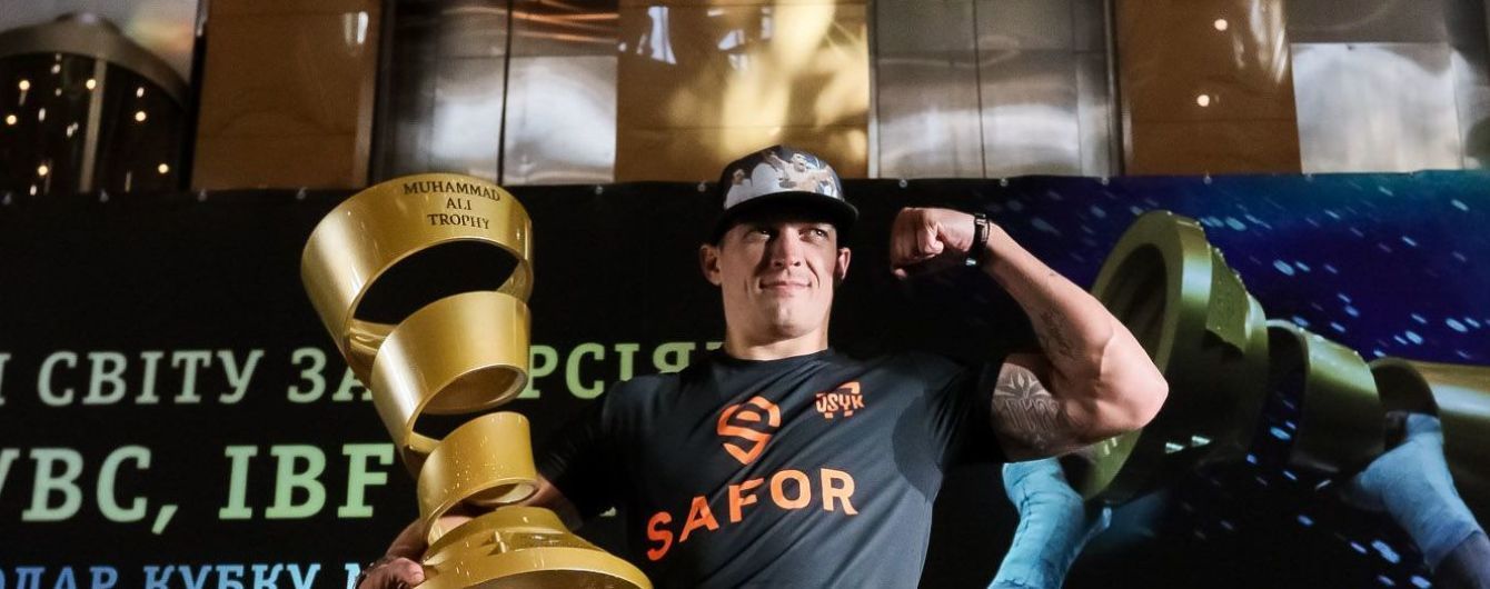Усик похвастался новеньким поясом, который он получил за победу в финале WBSS