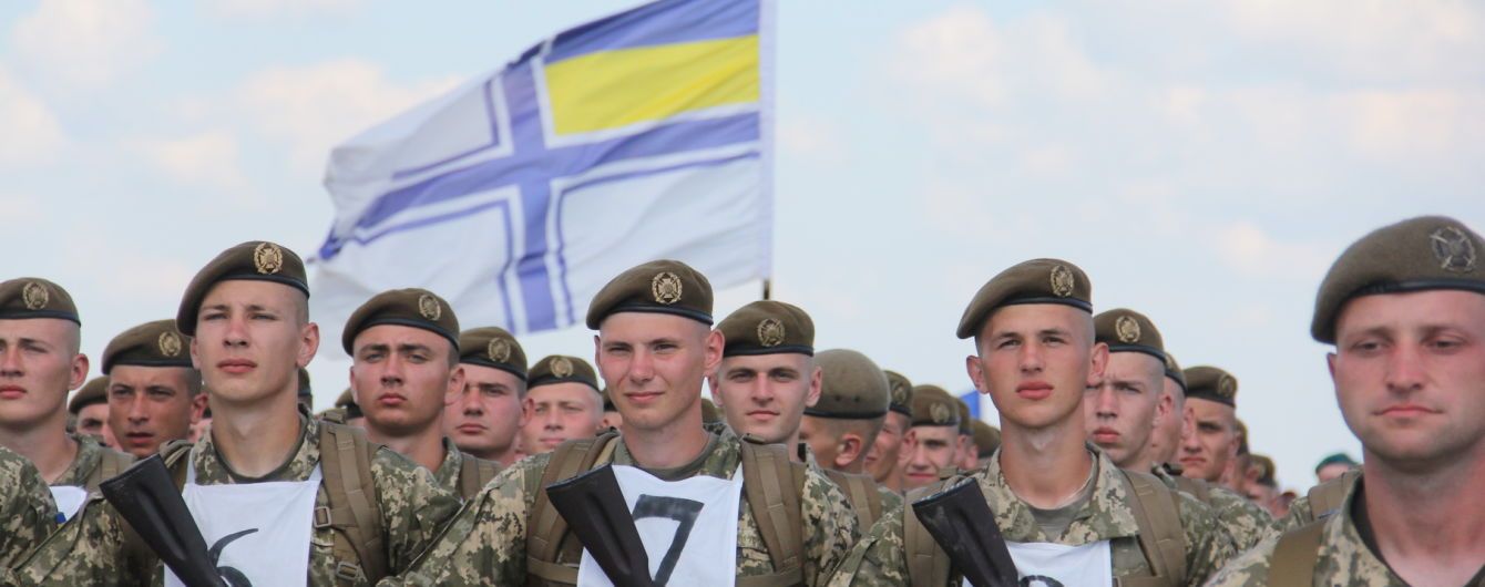 Слава Україні: тисячі військових тренують стройовий крок на заводі Антонова напередодні параду