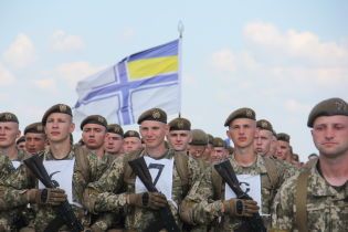 Слава Україні: тисячі військових тренують стройовий крок на заводі Антонова напередодні параду