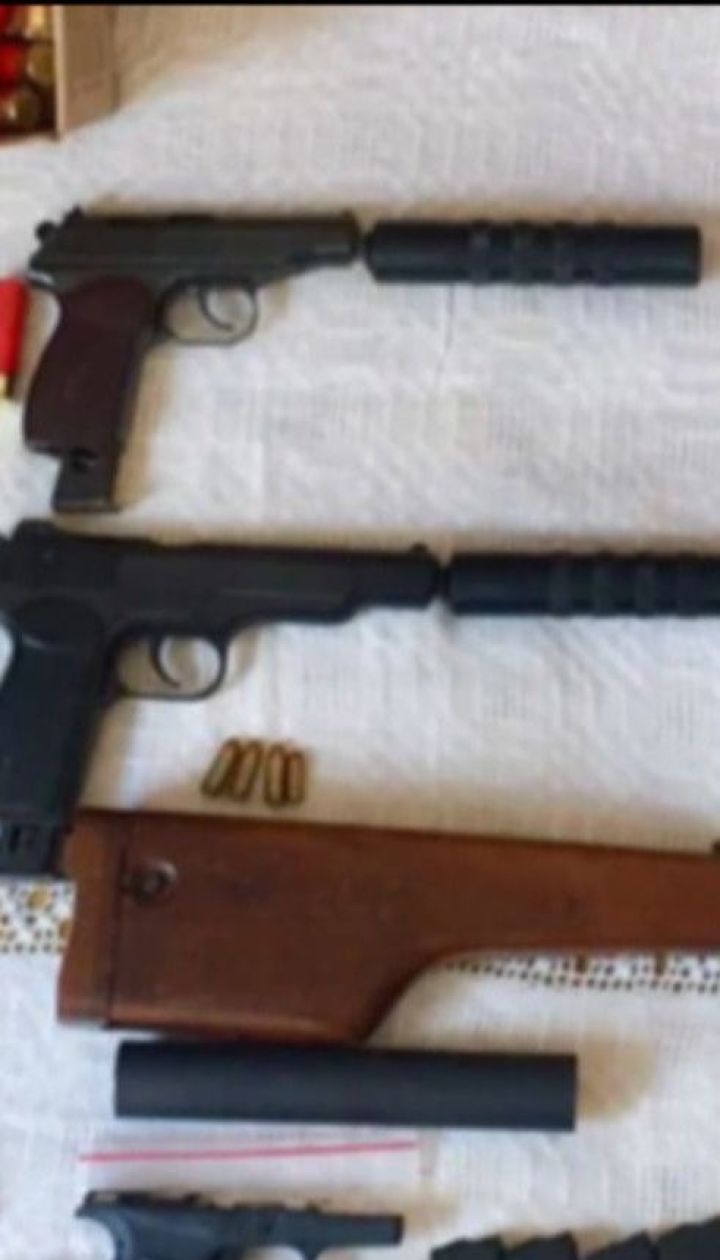На Буковині правоохоронці викрили торговців зброєю, які діяли по всій Україні